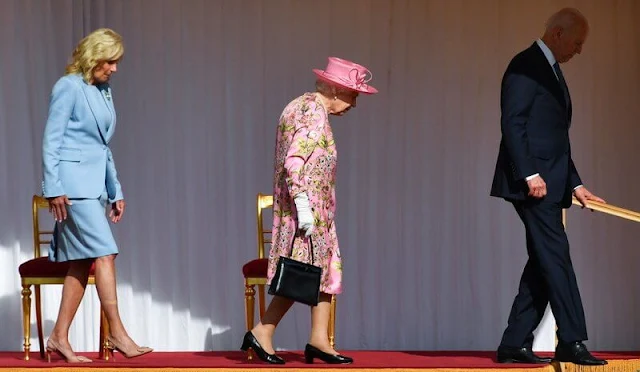 Queen Elizabeth wore a floral print dress by Stewart Parvin. First Lady wore a blue suit. The diamond Jardine star brooch