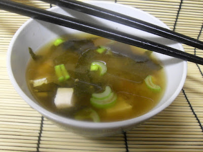 Sopa de miso con wakame y tofu