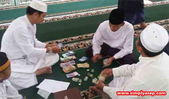 KOTAK AMAL : Proses penghitungan kotak amal Sholat Jumat perdana di Masjid Babussalam Duta Bandara Kubu Raya. Terdapat beberapa lembar mata uang Ringgit Malaysia dalam penghitungan ini. Foto Asep Haryono KOTAK AMAL : Proses penghitungan kotak amal Sholat Jumat perdana di Masjid Babussalam Duta Bandara Kubu Raya. Terdapat beberapa lembar mata uang Ringgit Malaysia dalam penghitungan ini. Foto Asep Haryono