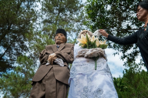 Creepy! Hundreds of "Corpses" Walk In Toraja Every 3 Years - Ma'nene Tradition