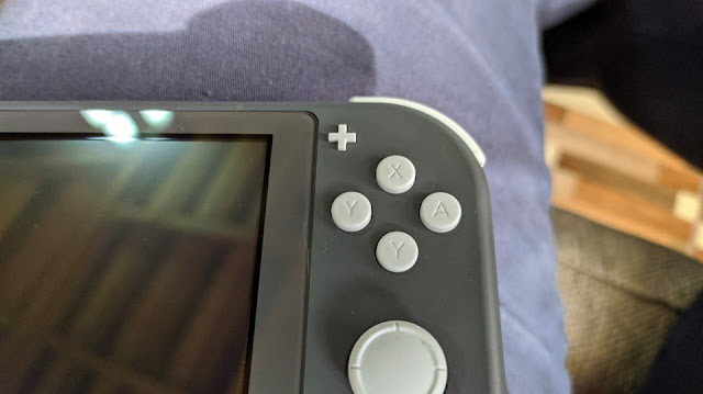 بالصور إكتشاف خطأ تصنيع غريب على جهاز Nintendo Switch 