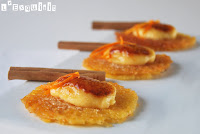 Mordisco de crema catalana especiada sobre teja de naranja