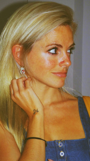 Alejandra Colomera con top vaquero, falda vaquera y cinturón estilo azteca recreando un look de los 2000