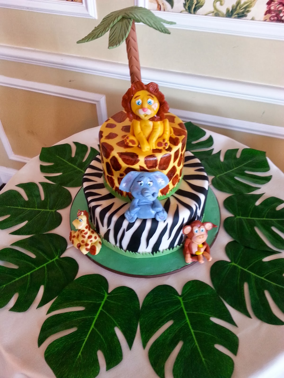 Jungle Themed Baby Shower Centerpiece Ideas A jungle themed cake,