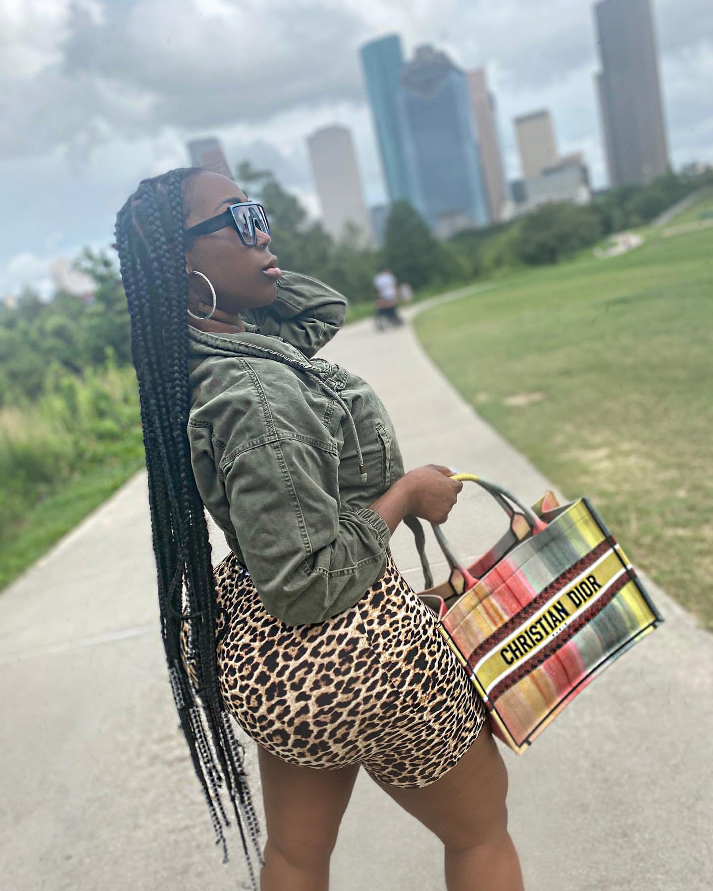 Height : Zmeena Orr is about 5"6 feet tall.