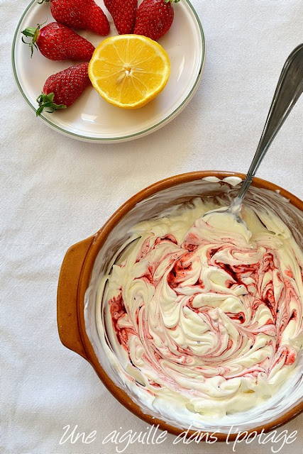 fraises-sumac-yaourt-Ottolenghi-simple 