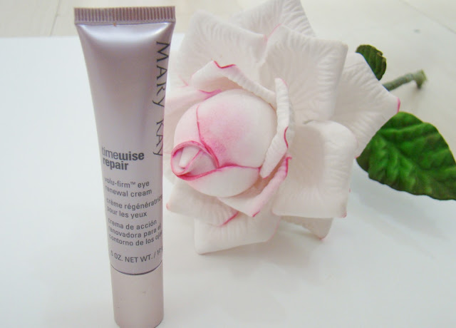 Creme para área dos olhos Volu-Firm Time Wise Repair, da Mary Kay