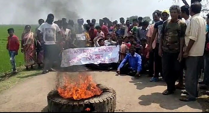 গলসিতে বেহাল রাস্তার মেরামতের দাবীতে টায়ার জ্বালিয়ে অবরোধ, বিক্ষোভ