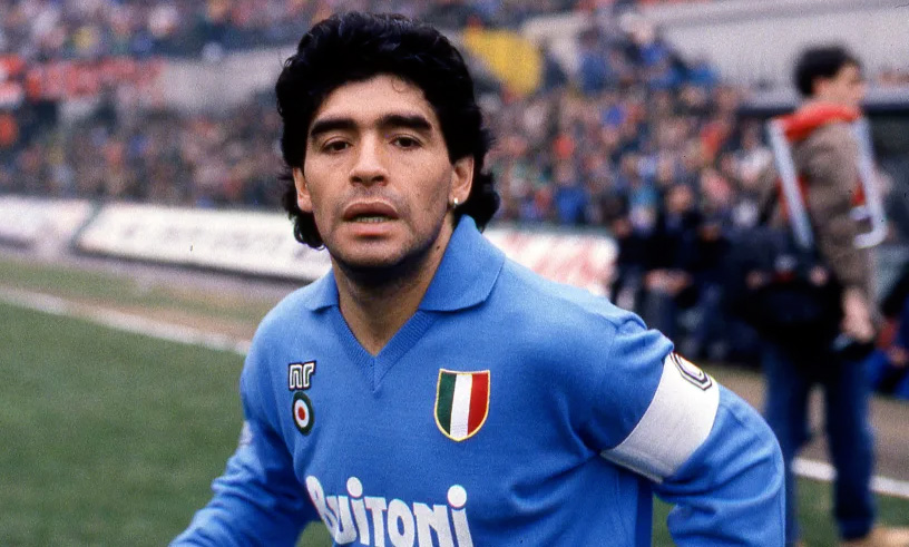 Diego Maradona con la maglia del Napoli