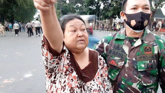 Nenek Marahi Polisi Saat Demo: Tak Salah Apa-apa Kena Gas Air Mata, Aku Tuntut Kalian