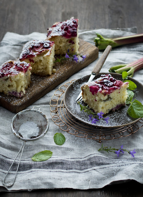 ciasto jogurtowe z rabarbarem i malinami