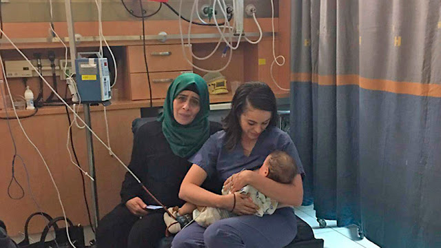 Медсестра еврейка покормила грудью малыша пострадвашей палестинки