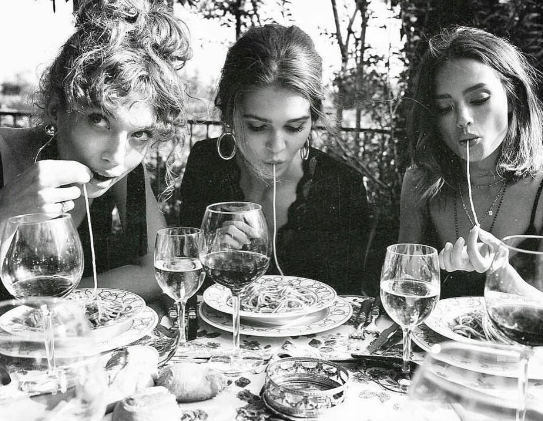 daily timewaster: Interesting Dinner Guests Taking the Spaghetti ...