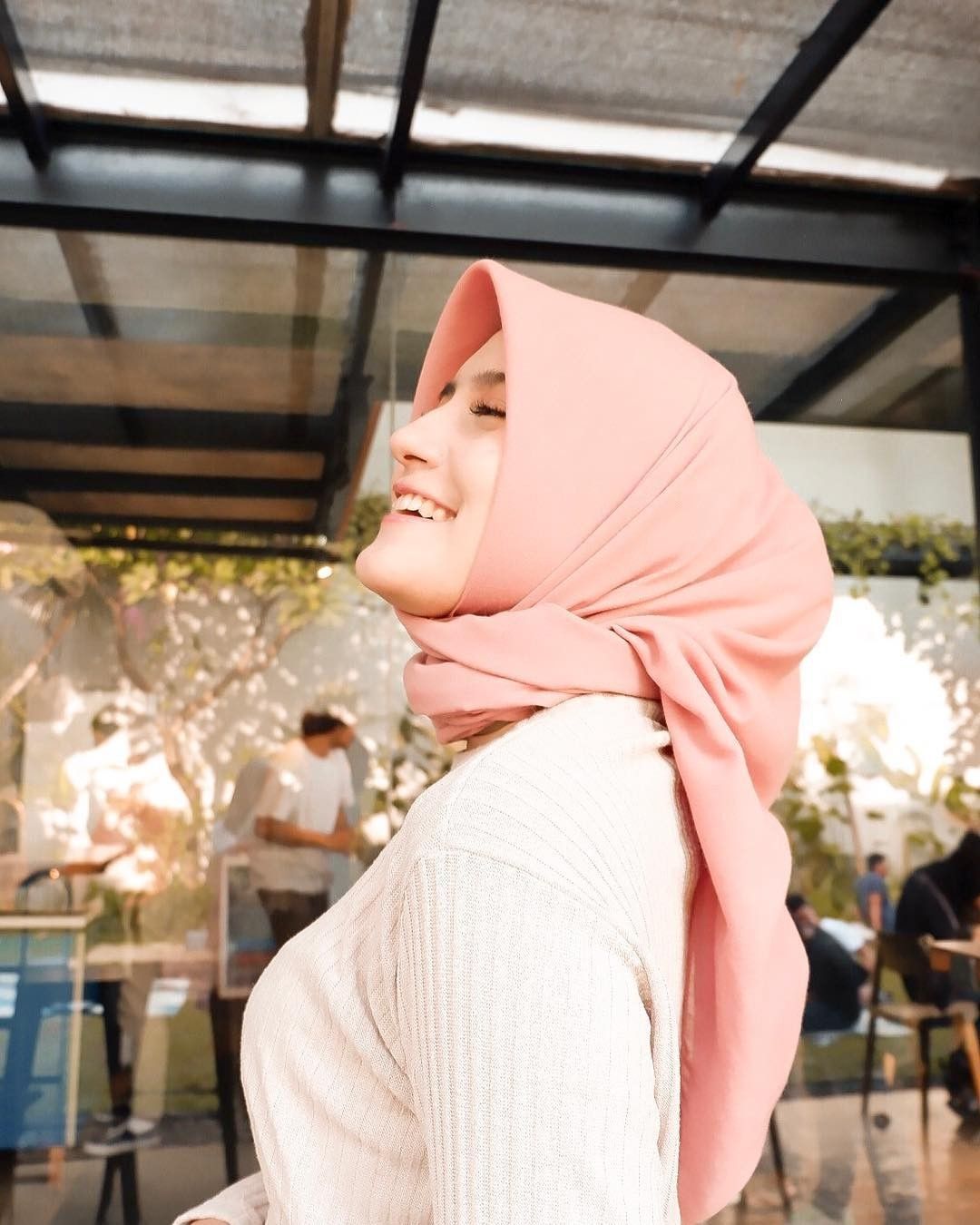 Ukhti nonjol dengan susu segar melon yang pernuh warna pengen di elus basah