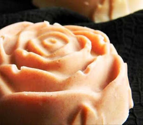 صناعة صابون من حليب الأم للعناية بالبشرة صناعة صابون من حليب الأم للعناية بالبشرة