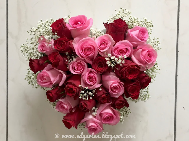 Herz mit roten und pinken Rosen