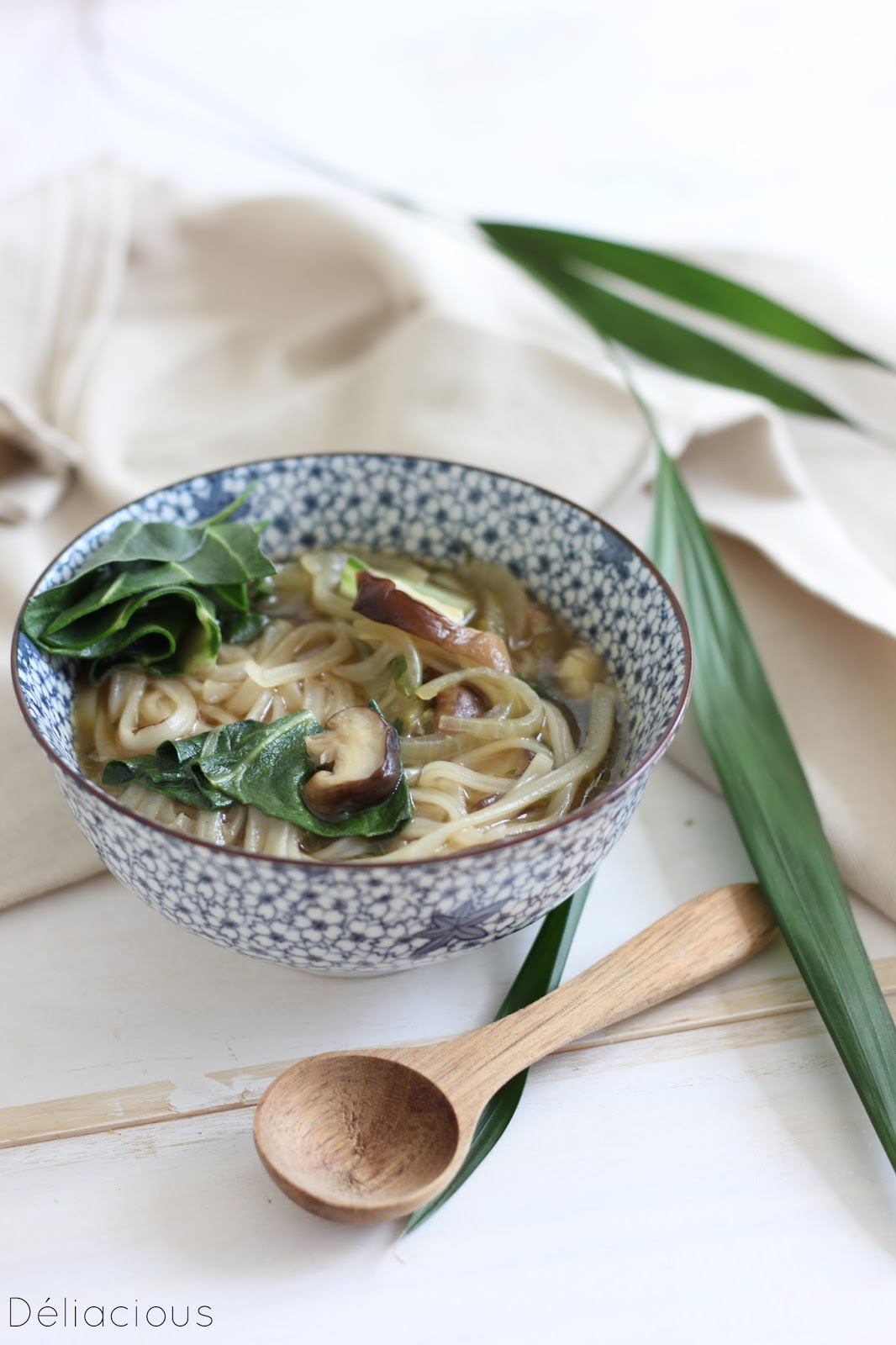 Nouilles de riz aux champignons et blettes