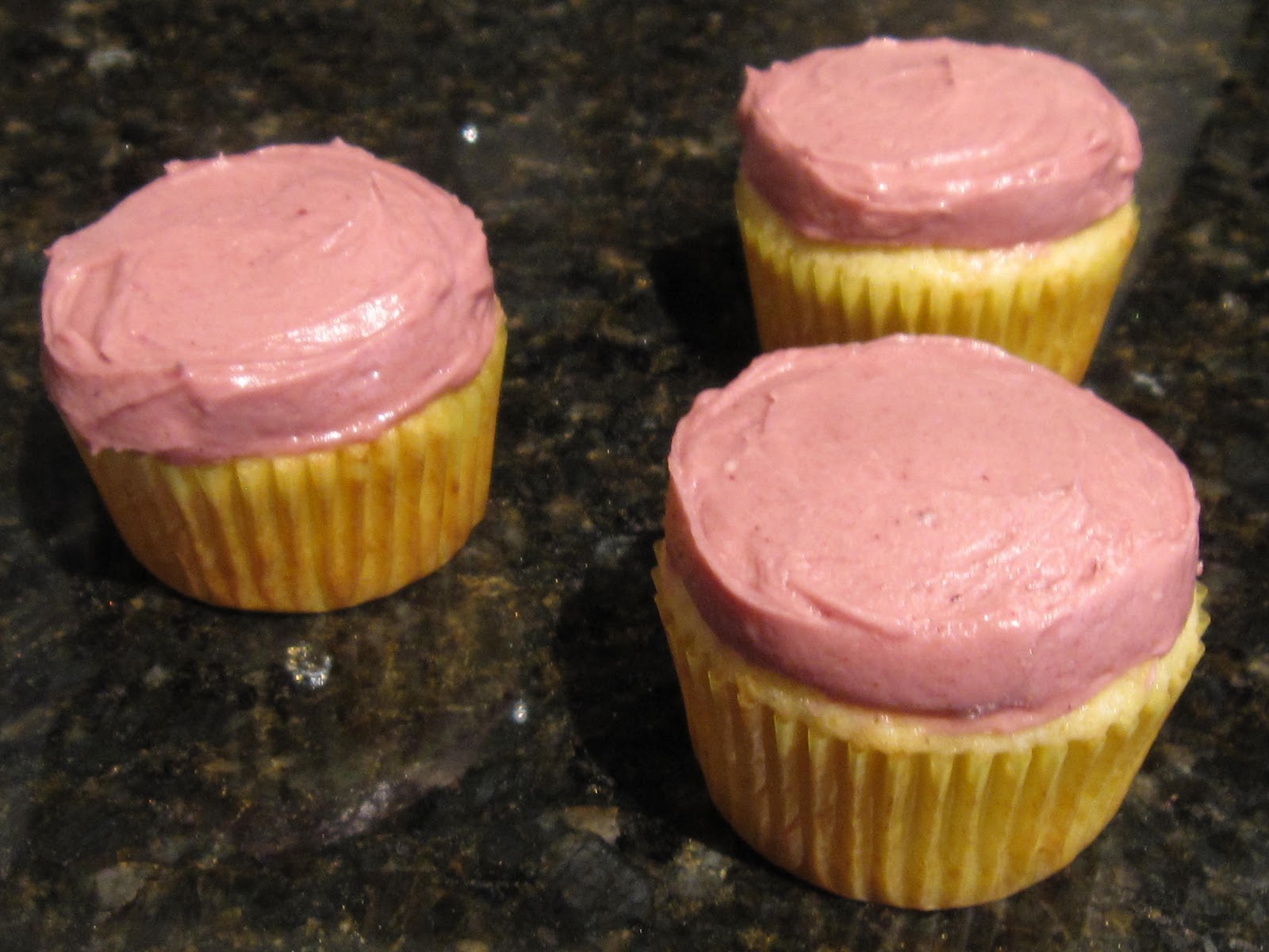 HANNAH IN THE KITCHEN: Lemon Cupcakes with Blackberry Buttercream