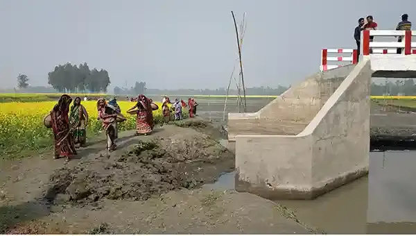 পত্রিকায় সংবাদ প্রকাশের পর রৌমারীতে তড়িঘড়ি রাস্তা নির্মাণের চেষ্টা