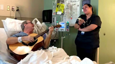 'Benar-Benar Indah!' Seorang Musisi Nashville Melantunkan 'O Holy Night' Dengan Perawat Onkologi Dari Tempat Tidur Rumah Sakit
