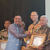 Menteri Kominfo RI Serahkan Piagam Penghargaan Inovator Terbaik Kepada Bupati Asahan