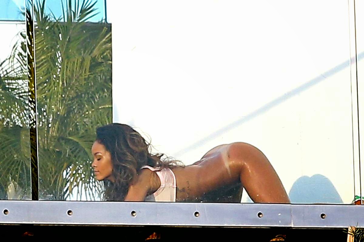 Rihanna Flaunts Her Curves In Sexy Lime