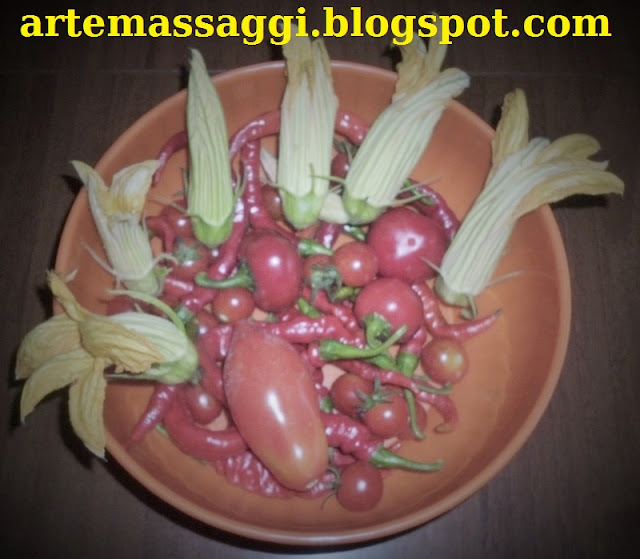 peperoncino, fiori di zucca e pomodori artemassaggi.blogspot.com
