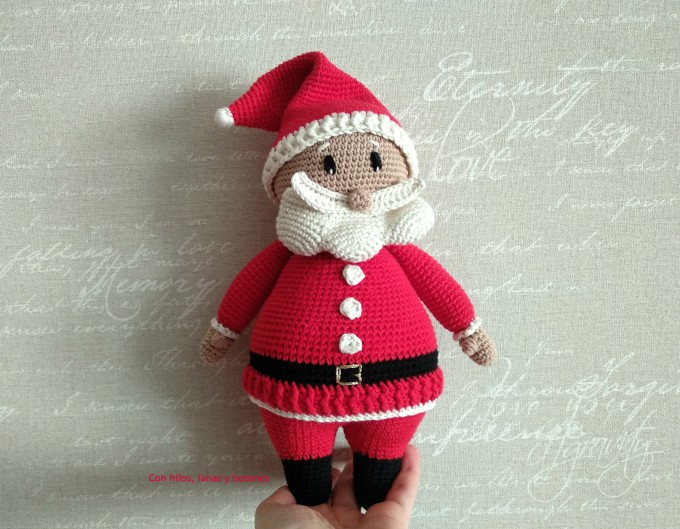 Con hilos, lanas y botones: Papá Noel amigurumi (patrón Cucapuntoes)