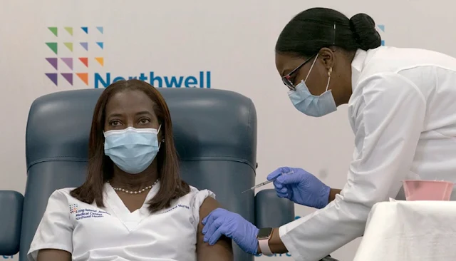 Una enfermera de Nueva York es la primera persona vacunada contra COVID-19 en EEUU.