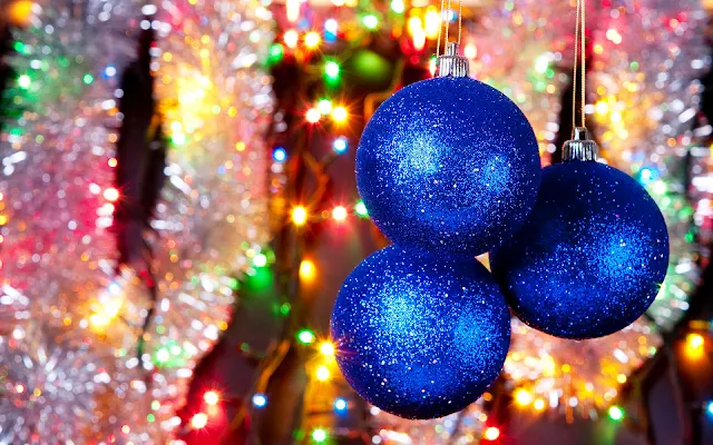 Blauwe kerstballen en kerstverlichting