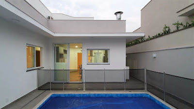 A piscina, protegida por uma cerca modular removível, fica no pátio central da casa, favorecendo a iluminação e ventilação natural de diversos ambientes, resgatando uma tradição arquitetônica do Mediterrâneo.
