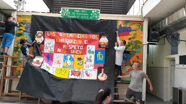 fotografia de alumnos y alumnas colgando una cartelera sobre el dia de la diversidad