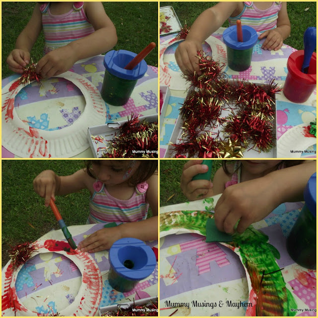 An easy to set up Christmas activity that is perfect for little toddler hands and attention spans! Make Christmas wreaths to hang on the tree or wall!