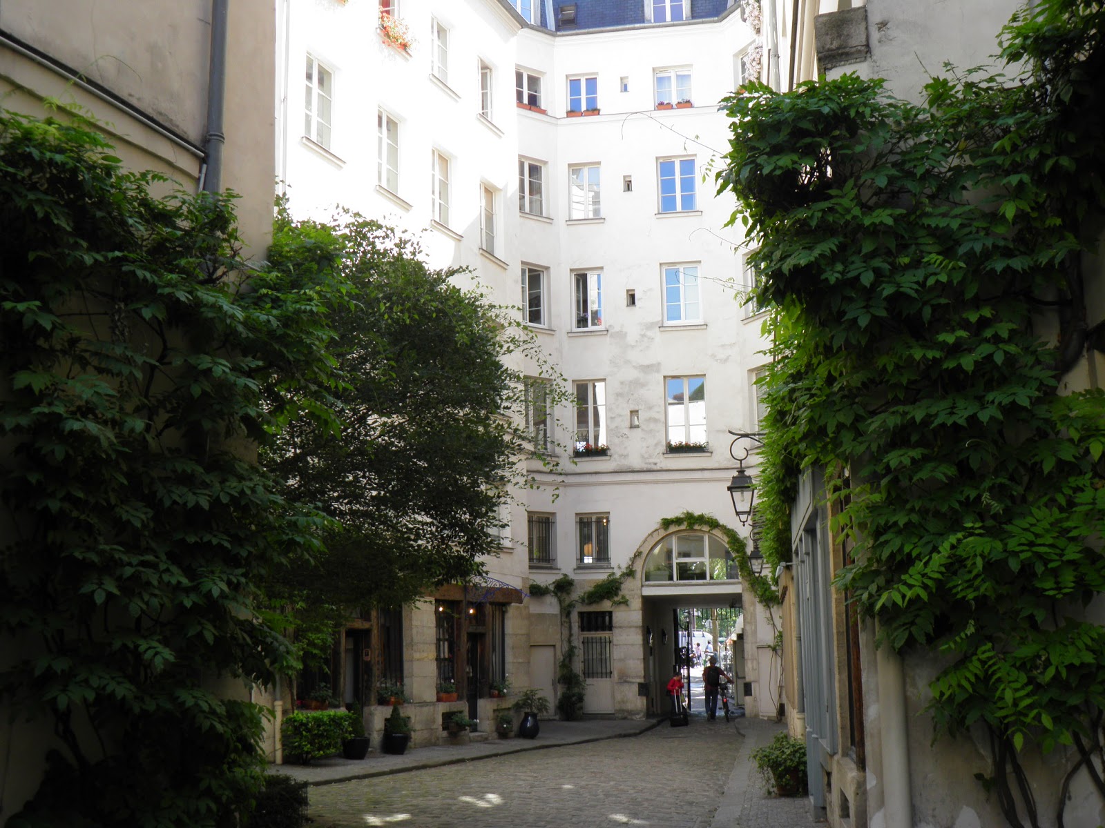 12 Place De La Bastille Cour Damoye 75011 Paris La cour Damoye - Parisian touch