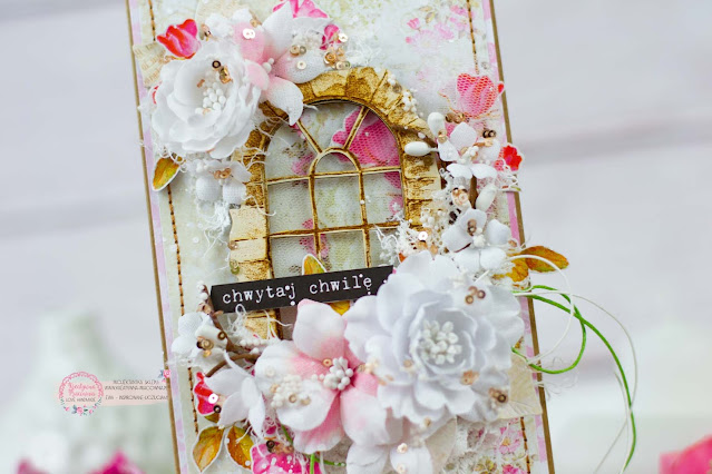 Kartka z kolekcji House of roses z ręcznie robionymi kwiatami z tkaniny.