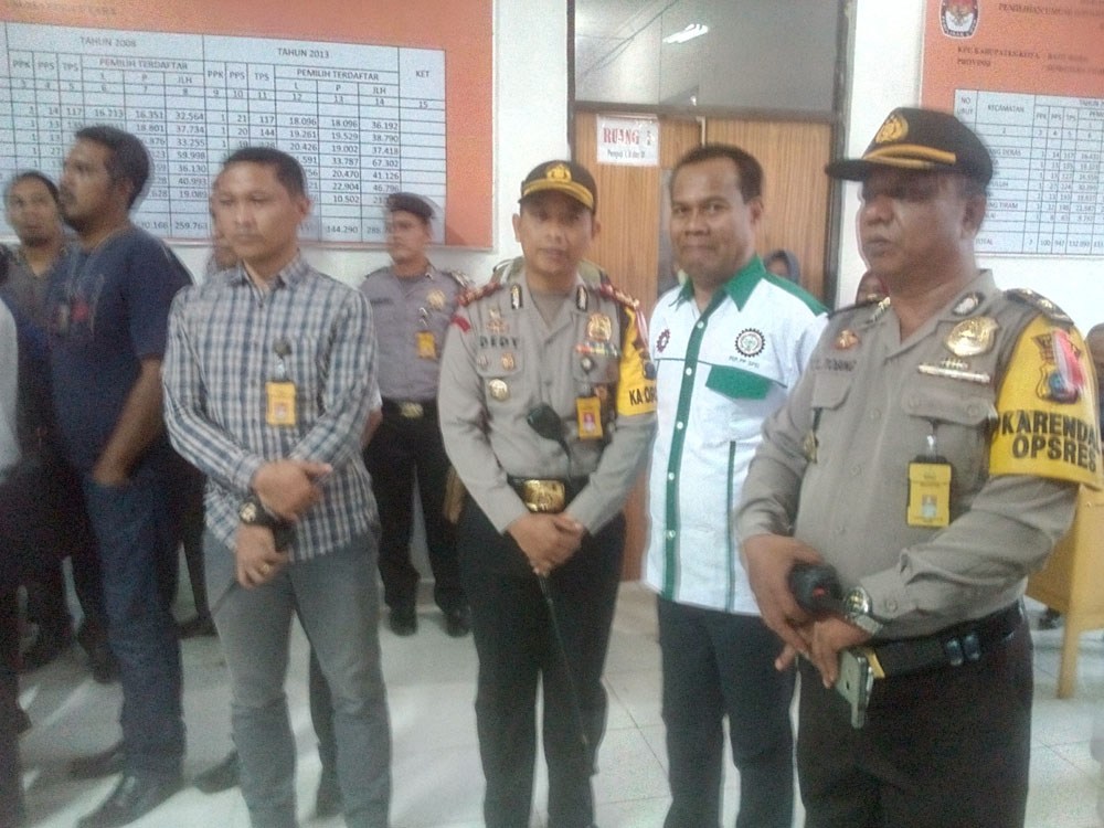 Kapolres Batubara, AKBP Dedy Indriyanto SIK MSi, didampingi Kabag Ops Kompol TL Tobing SJ MH dan Kasat Intel AKP Manik, memantau proses pendaftaran Paslon Bupati dan Wakil Bupati Batubara Kapolres Batubara, AKBP Dedy Indriyanto SIK MSi, didampingi Kabag Ops Kompol TL Tobing SJ MH dan Kasat Intel AKP Manik, memantau proses pendaftaran Paslon Bupati dan Wakil Bupati Batubara