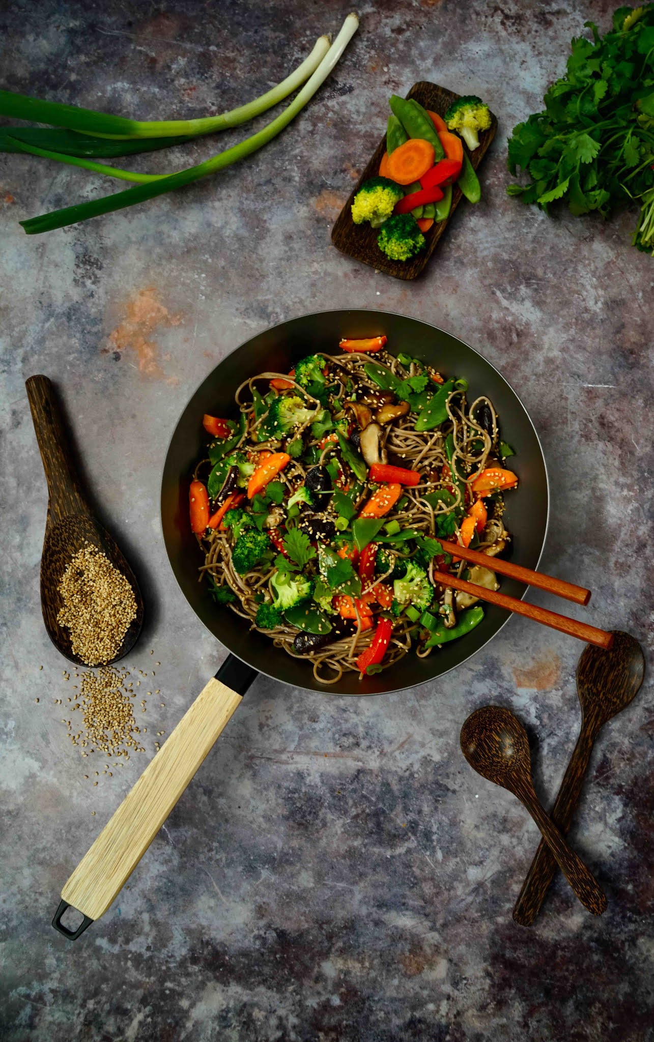 wok , nouilles Soba , sarrasin , plat aux légumes