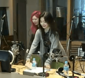 뒷정리 전문 아이돌 아이린.GIF