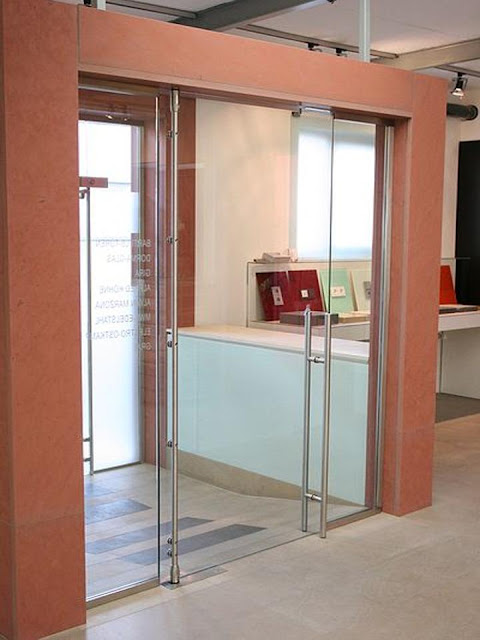 Spectacular glass sliding partition 