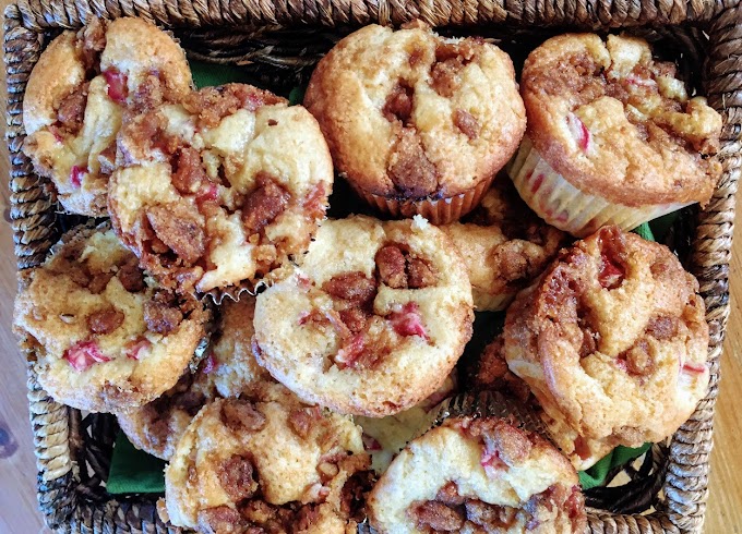 Rhubarb Muffins #desserts #cakerecipe #chocolate #fingerfood #easy