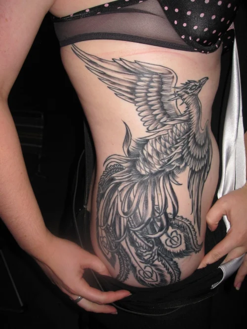 tatuaje de Ave Fenix En Mujer