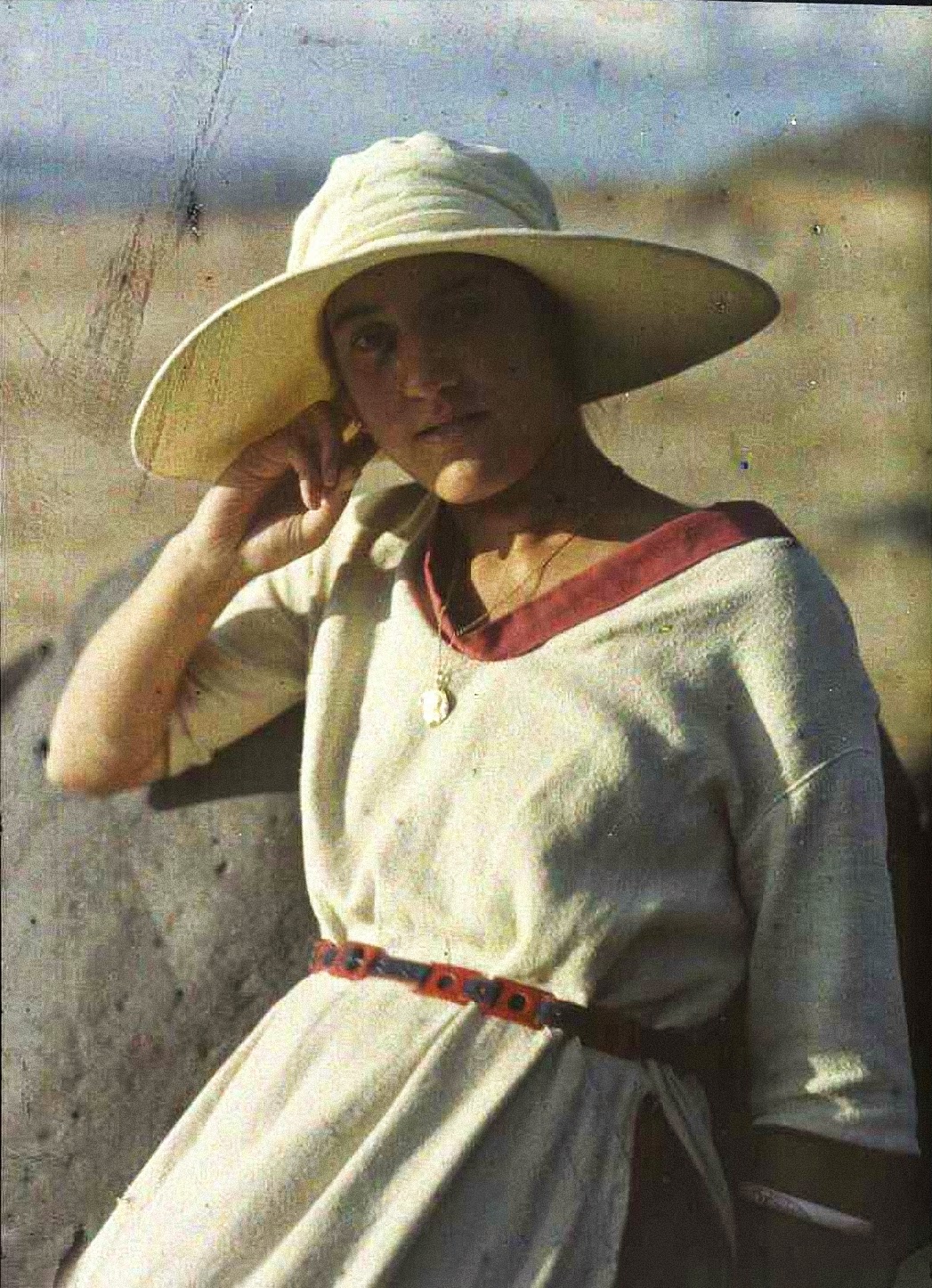 23 Rare and Stunning Color Portrait Photos of French Women from the