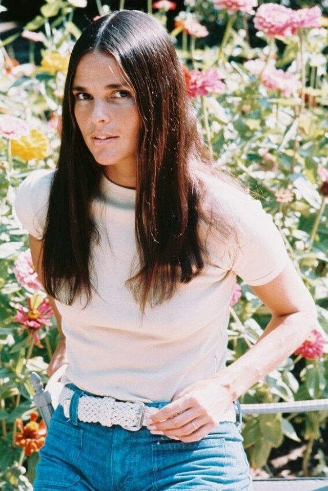 40 Beautiful Portrait Photos of Ali MacGraw in the 1960s and Early '70...