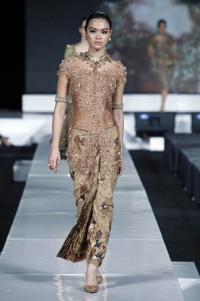 20 Kebaya Bali Modern Lengan Pendek, Yang Modis!