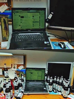 Am Computer arbeiten mit Bier lustig - König Pilsener