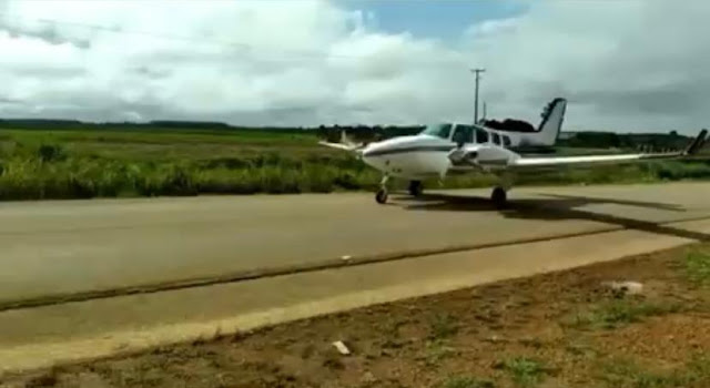 Avião apreendido com 579 quilos de droga decola da BR-319 e é levado ao aeroporto da capital - VEJA O VÍDEO
