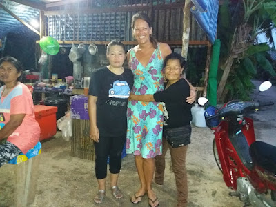 lovely people in the local eating place on Koh Jum Mijn nieuwe vrienden op Koh Jum Eiland