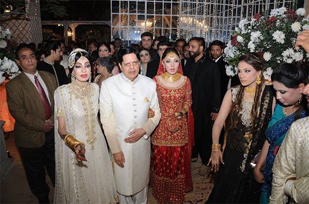 Pakistani Celebrities Mothers who Dressed like them on Their Weddings