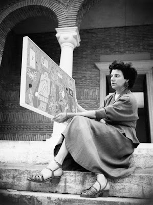 Peggy Guggenheim auf den Stufen des Griechischen Pavillons, in dem sie ihre Sammlung während der 24. Biennale in Venedig im Jahr 1948 ausstellte. In der Hand hält sie ein Gemälde ihrer Tochter Pegeen Vail (Interior, 1945). © Roloff Beny / Courtesy of National Archives of Canada