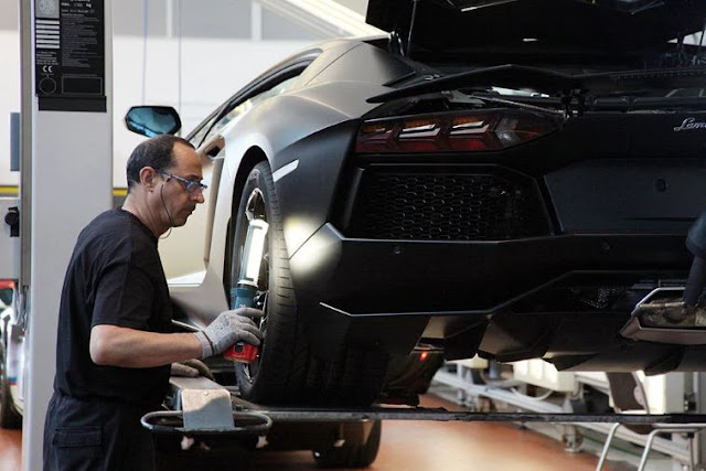 foto perakitan mobil Lamborghini